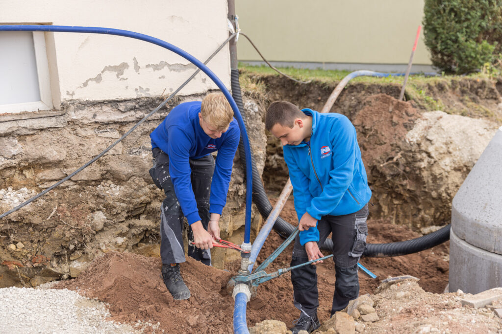 Auszubildende von Neureiter-Bau bei Arbeiten auf einer Baustelle in Fremdingen – Ausbildung im Bauhandwerk im Donau-Ries