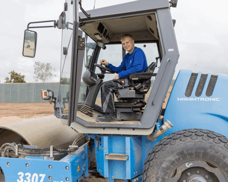 Azubi sitzt auf einer Baumaschine auf der Baustelle – Einblick in den Arbeitsalltag der Maurer-Ausbildung bei Neureiter Bau in Fremdingen.