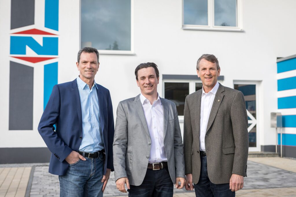 Geschäftsführung Neureiter GmbH Fremdingen: Erwin Neureiter, Xaver Neureiter Junior und Senior vor dem Firmengebäude