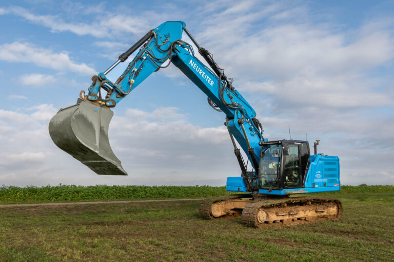 Bagger der Neureiter Bau GmbH auf einer Baustelle im Donau-Ries – Symbol für Fachkräfte mit Erfahrung im Bauwesen